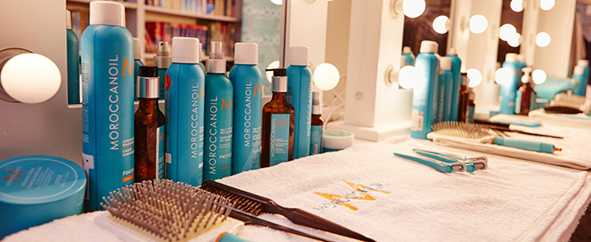 Moroccanoil stylizuje modelki na pokazie Łukasza Jemioła W zabytkowej bibliotece Szkoły Głównej Handlowej w Warszawie odbył się pokaz kolekcji Łukasza Jemioła na sezon jesień/zima 2019/2020 „Age is just a number”. Fryzury do pokazu wykonała marka Moroccanoil.