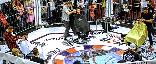 Drugi dzień tradycyjnie był poświęcony sztuce fryzjerskiej. Rozpoczął się HITEM DNIA – Konkursem „FAST FADE FIGHT” (z dużym rozmachem zorganizowanym przez Mario Mayera), czyli walką (w oktagonie!) fryzjerów na szybkość i precyzję w wykonaniu strzyżenia męskiego skin fade w czasie 15 minut! Po konkursie na scenie głównej rozpoczęły się pokazy fryzjerskie, na początek mocne uderzenie – wicemistrz świata we fryzjerstwie artystycznym Mateusz Kępka zaprezentował najnowsze trendy fryzur wieczorowych, po nim scenę opanowali barberzy z Wojciechem Karwatem – World Champion Barber oraz wicemistrzynią Europy i Eurazji Beatą Lewczuk na czele.
