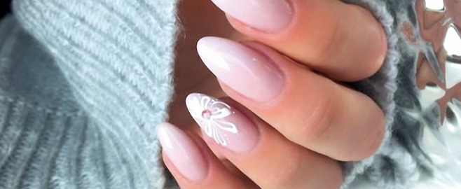 Przede wszystkim dlatego, że jest to rodzaj manicure, który wygląda dobrze zawsze i wszędzie. Pasuje do niemal każdego modnego look’u i na każdą okazję. Stylizację babyboomer określa się czasami mianem “nowoczesnego french manicure”, ponieważ jest do niego podobna. Pozwala jednak na uzyskanie spektakularnego efektu, będąc jednocześnie zdecydowanie bardziej czasochłonną…