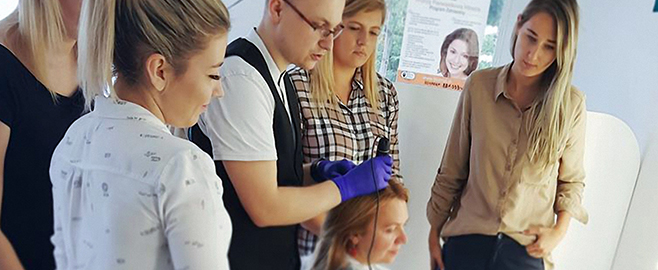 Od ponad roku prowadzimy w całej Polsce szkolenia trychologiczne dla salonów. W tym celu współpracujemy z jednym z najlepszych specjalistów z tej dziedziny - Pawłem Woźniakiem.
