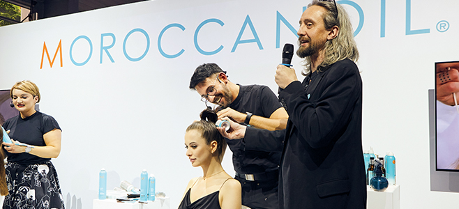  Rafał Krajewski, Artistic Manager, JBS Optima/Moroccanoil. Jako jedyny polski stylista fryzur ukończył w Nowym Jorku specjalistyczny kurs edukacji Moroccanoil dla trenerów. Od najmłodszych lat pasjonował się tańcem towarzyskim, który pomógł mu rozwinąć poczucie piękna i unikalnej estetyki. Po długiej drodze zdobywania wiedzy (w tym w stricte marketingowym zakresie), dokonał kompletnej metamorfozy życia i zajął się fryzjerstwem. Od wielu lat współpracuje z prestiżowymi salonami w Polsce. Nadal szkoli się u najlepszych z branży fryzjerskiej – London Academy Toni&Guy i z nimi współpracuje. To tam ubiegał się o mistrzowskie tytuły. Od niedawna jest właścicielem jednego z najbardziej prestiżowych salonów fryzjerskich w Warszawie HairWatch by @Raf_Krajewski na modnym, warszawskim Powiślu i tam można znaleźć go na co dzień. Oprócz tego stylizuje do sesji zdjęciowych, pokazów mody, filmów fashion. Wśród swojej międzynarodowej klienteli zgromadził rzesze ambasadorów, stylistów i gwiazd show-biznesu. Wszyscy oni dostarczają mu inspiracji do tworzenia nowych stylów oraz dają ogromne zadowolenie z pracy.