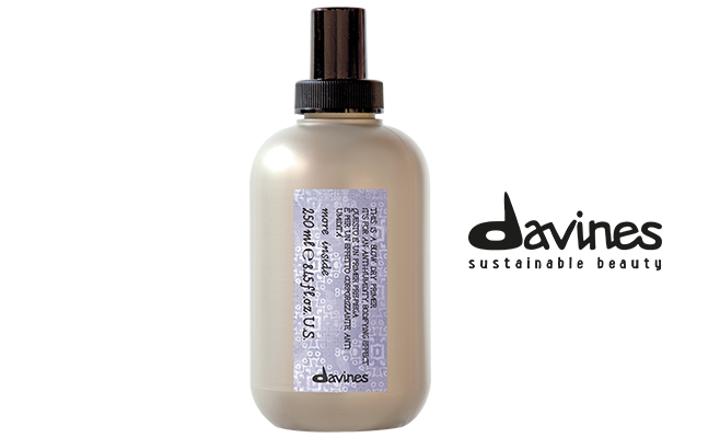 Davines prezentuje nowego sprzymierzeńca trwałej fryzury – Blow Dry Primer. Produkt z linii do stylizacji More Insde tworzy teksturę, przyspiesza suszenie włosów oraz chroni przed ciepłem i wilgocią. Kosmetyk dostępny jest w salonach fryzjerskich współpracujących z włoską marką. 