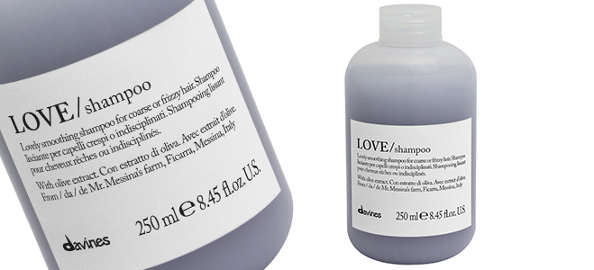 Davines LOVE Smooth Shampoo Szampon wygładzający Do puszących się i niesfornych włosów Zapewnia delikatne oczyszczenie włosów Bogaty w kwasy tłuszczowe i witaminy o działaniu uelastyczniającym i zmiękczającym Z ekstraktem z oliwy minuta – Slow Food Presidium, gospodarstwo Pana Carmelo Messina z Ficarra, Mesyna