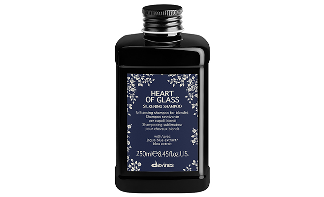 Davines Heart of Glass Silkening Shampoo Wzmacniający szampon do włosów blond  Delikatnie oczyszcza, zapewniając odżywienie. Zawiera niebieski ekstrakt z owoców Jagua, który równoważy niepożądane refleksy dla podkreślenia i rozświetlenia odcieni blondu. Pojemność i cena: 250 ml 