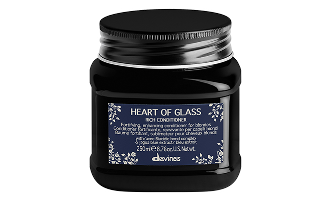 Davines Heart of Glass Rich Conditioner Odżywka wzmacniająca włosy blond  Równoważy niepożądane tony i rozświetla blond dzięki zawartości niebieskiego ekstraktu z owoców Jagua, Zapewnia intensywne odżywienie przy jednoczesnym wzmocnieniu włókna włosa dzięki zawartości mieszanki Biacidic Bond Complex i wyciągu z baobabu. Pojemność i cena: 250 ml