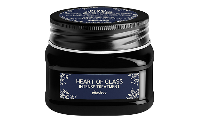 Davines Heart of Glass Intense Treatment Kuracja wzmacniająca i rozświetlająca do włosów blond  Dzięki zawartości mieszanki Biacidic Bond Complex i wyciągu z baobabu wzmacnia i regeneruje włókno włosa, zapobiegając uszkodzeniom. Odżywia włosy i sprawia, że są zdyscyplinowane. Pojemność i cena: 150 ml 