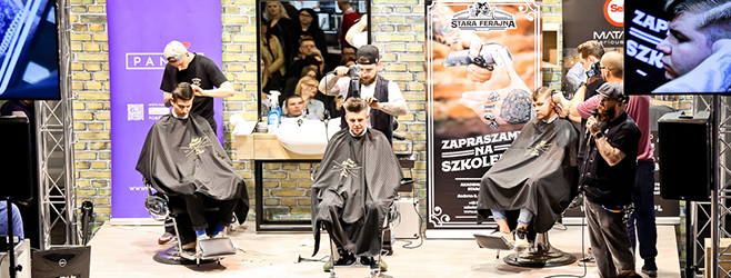 W programie targów nie zabraknie również sceny barberskiej. Będzie to idealna okazja, aby zobaczyć pokazy najlepszych fryzjerów męskich z całej Polski, a otwarta przestrzeń pozwoli skorzystać z serii wykładów, zaobserwować trendy i najnowsze techniki strzyżenia i golenia, a także skorzystać z oferty ciekawych produktów i nietuzinkowych akcesoriów.