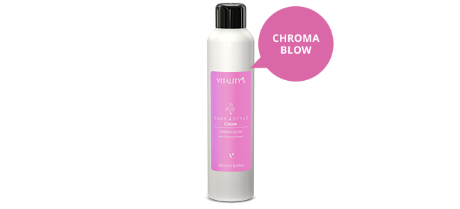 CHROMA BLOW Lekki, nabłyszczający perfumowany spray do włosów farbowanych. Dodaje blasku, aby uwydatnić kolor, pozostawiając włosy lekkie i lśniące. Sucha formuła umożliwia rozpylenie produktu na suche włosy bez zmoczenia go.